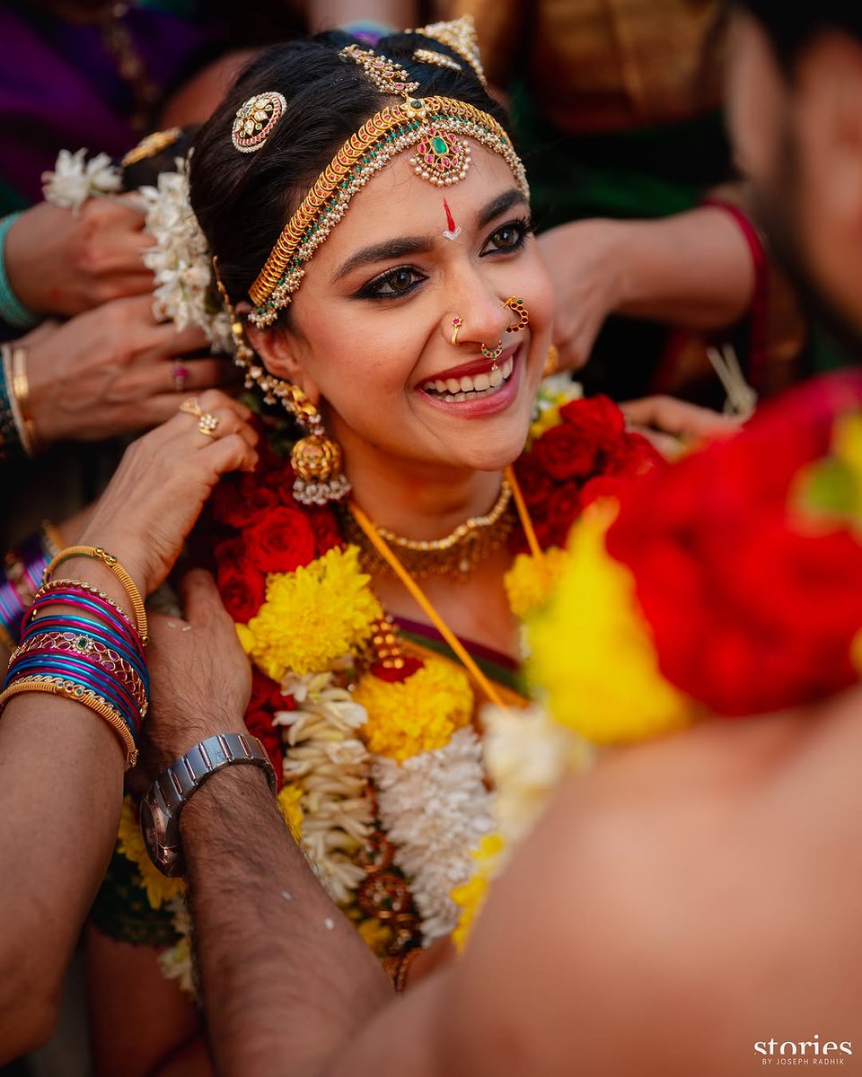 TrendsKeerthy's tweet photo. Cheers to the beautiful couple and their new adventure together ❤️✨
Wishing you all the happiness Queen @KeerthyOfficial 👑 
#ForTheLoveOfNYKE 
#KAWedding #KeerthySuresh https://t.co/cDRimPz6sQ