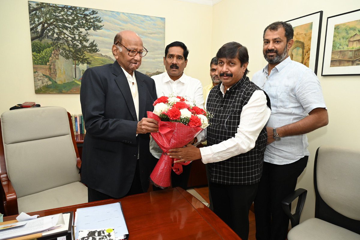 bajrangsonwane_'s tweet photo. आज दिल्ली येथे माननीय शरदचंद्रजी पवार साहेब यांची त्यांच्या निवासस्थानी भेट घेऊन वाढदिवसानिमित्त शुभेच्छा दिल्या. यावेळी पक्षाचे सहकारी खासदार उपस्थित होते.

@PawarSpeaks @INilesh_Lanke @amarkale_speaks https://t.co/aYsf3scOpe