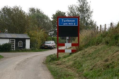Osmanlı devletine Türkiye demediler.
-Yada; İspanyollar o yüzyıllarda Osmanlıya Turcken demelerinden kaynaklanıyor.
-Hollanda ve İspanya büyük 80 yıl Savaşlarında yenilen İspanyol birliklerinin içinde olan çok sayıda Müslüman askerlerin o bölgede esir düşmesi nedeniyle