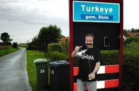 Osmanlı devletine Türkiye demediler.
-Yada; İspanyollar o yüzyıllarda Osmanlıya Turcken demelerinden kaynaklanıyor.
-Hollanda ve İspanya büyük 80 yıl Savaşlarında yenilen İspanyol birliklerinin içinde olan çok sayıda Müslüman askerlerin o bölgede esir düşmesi nedeniyle