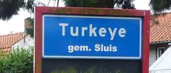 Osmanlı devletine Türkiye demediler.
-Yada; İspanyollar o yüzyıllarda Osmanlıya Turcken demelerinden kaynaklanıyor.
-Hollanda ve İspanya büyük 80 yıl Savaşlarında yenilen İspanyol birliklerinin içinde olan çok sayıda Müslüman askerlerin o bölgede esir düşmesi nedeniyle