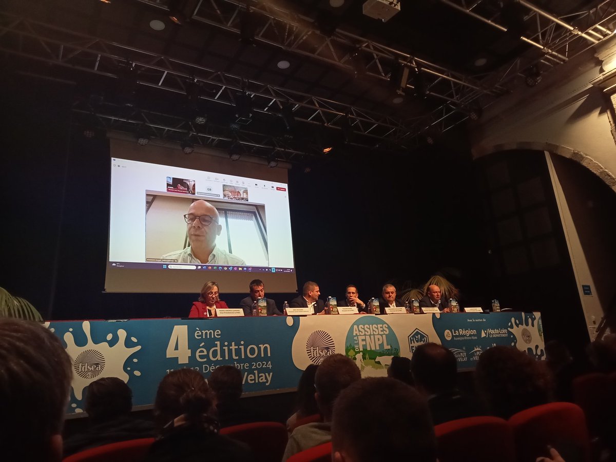 Les éleveurs laitiers 🐮 #FDSEAVendee avec la délégation <a href="/FRSEAOlait/">FRSEA Ouest section lait</a> sont présents aux Assises du lait 🥛 <a href="/FNPLait/">FNPL</a> au Puy-en-Velay. Sanitaire, OP &amp; entreprises, relations interprofessionnelles: les producteurs sont invités à voir les crises comme des opportunités.