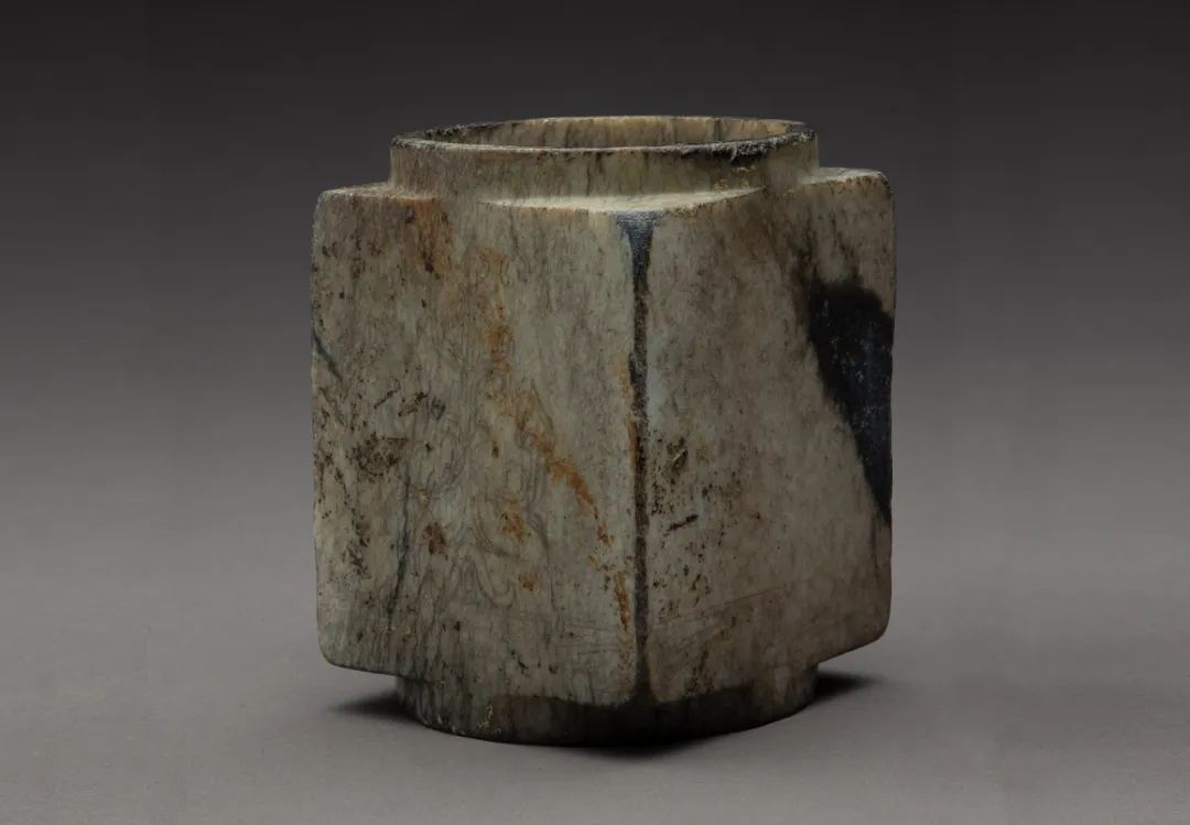 AncientShu's tweet image. Do you know what mystery is hidden in this jade #Cong? If you approach and scrutinize it carefully, you will find the divine #tree pattern on its two sides. The "几"-shaped base of one of the divine trees resembles that of the #Sanxingdui No. 1 and No. 2 bronze mythical trees.