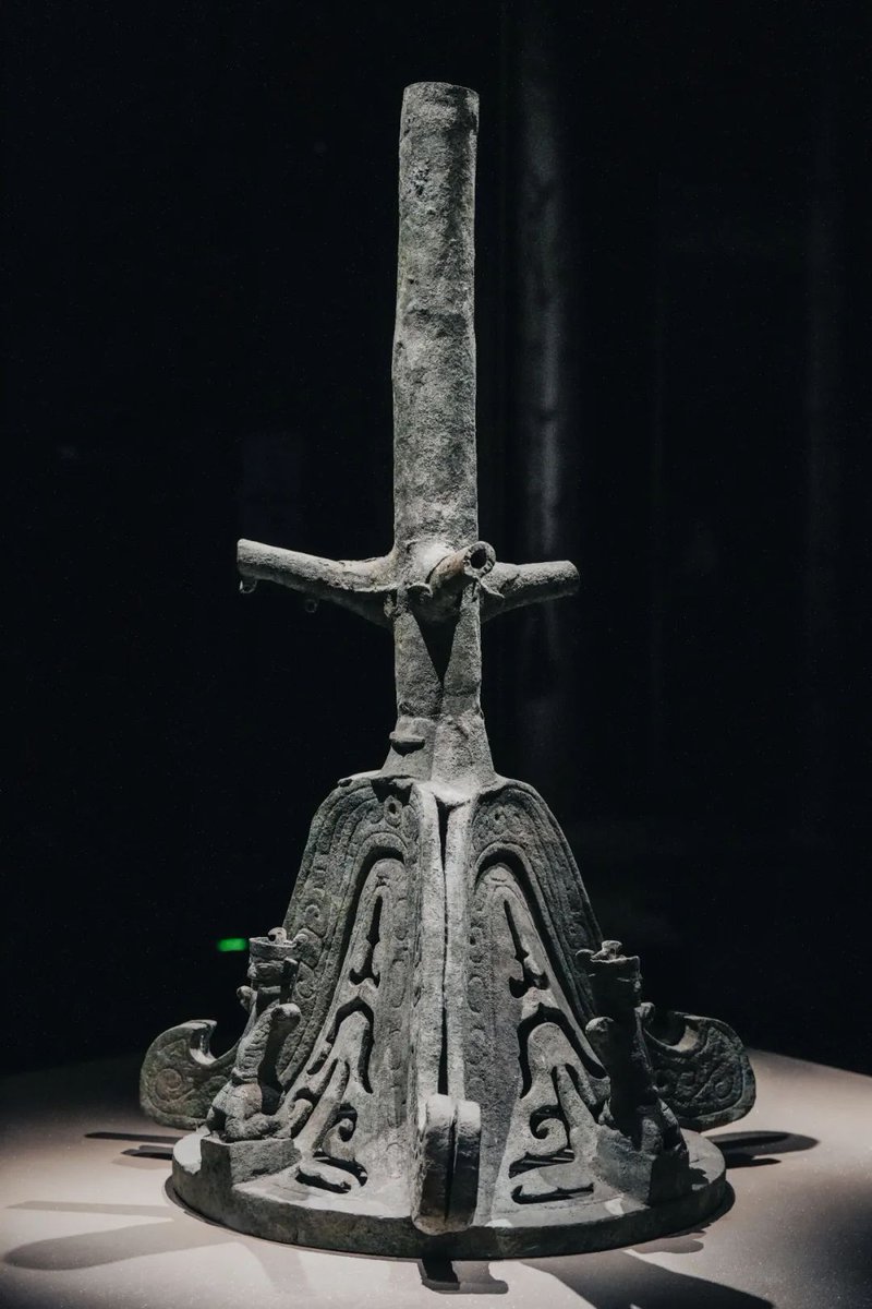 AncientShu's tweet image. Do you know what mystery is hidden in this jade #Cong? If you approach and scrutinize it carefully, you will find the divine #tree pattern on its two sides. The "几"-shaped base of one of the divine trees resembles that of the #Sanxingdui No. 1 and No. 2 bronze mythical trees.