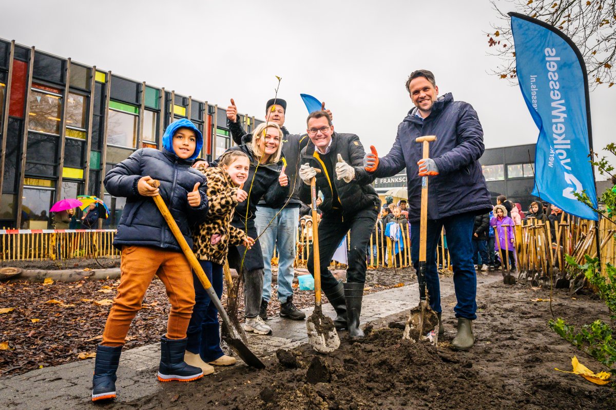 Samen met de leerlingen van de Anne Frank School en wethouder <a href="/MichielMuis/">Michiel Muis</a> van <a href="/Lansingerland/">Gem. Lansingerland</a> heeft André Vink, directeur VolkerWessels Vastgoed, een Tiny Forest gepland. Extra natuur bij schoolpleinen zorgt voor klimaatadaptatie en dat kinderen veilig en zorgeloos kunnen spelen.