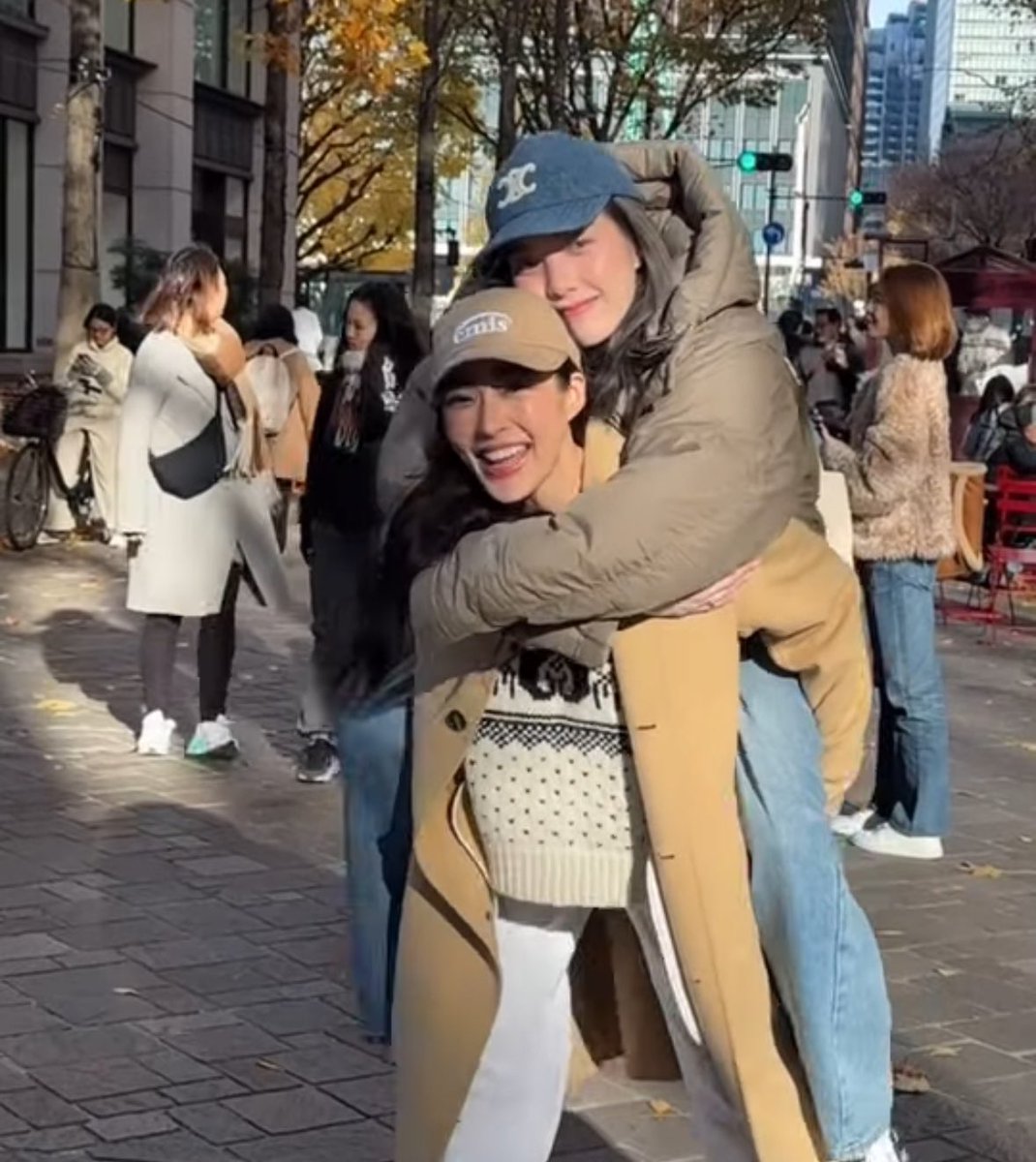 blyafk's tweet photo. obsessed with how private lingorn are. they don’t share personal moments, dates, dinners, or even photos (unless we know they’re together). it’s so intimate. they really value their time, and while i’d love more moments, i’m glad they protect their relationship so carefully https://t.co/YsfENSBCzn