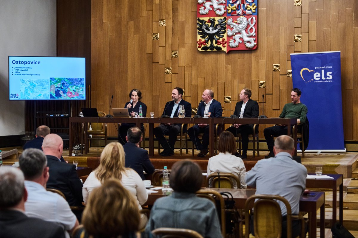 ZivaPuda's tweet photo. Jak pečovat o půdu jako řádný hospodář? O tom jsme se bavili na konferenci, kterou jsme spolu s @JanFar_sky pořádali pro starosty a starostky ve @snemovna. Řečníci osvětlili problematiku pachtovních smluv samospráv i výhody regenerativního zemědělství na obecní a městské půdě. https://t.co/yDP5HsXRf3