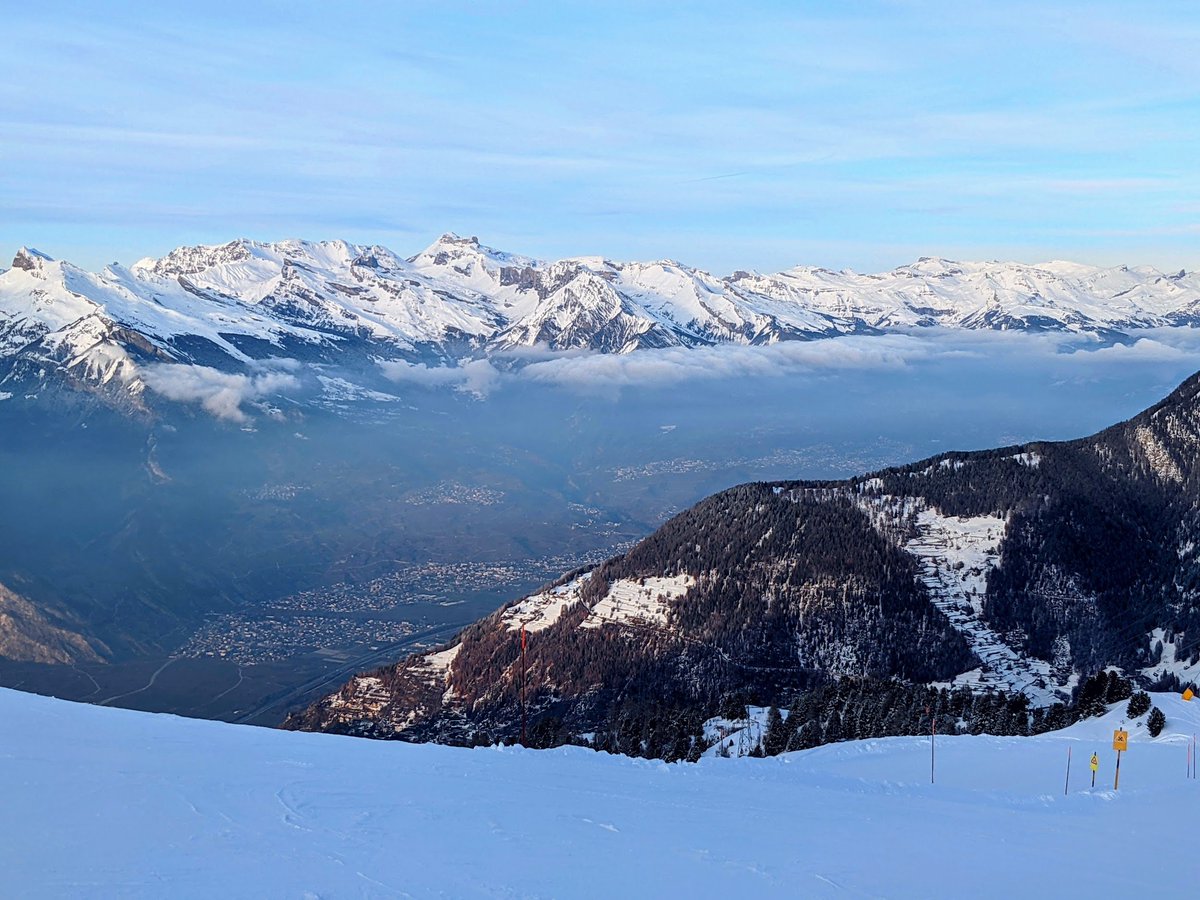 stackhodler's tweet image. Your parents went from a rotary phone to a cell phone.

A mainframe computer to a laptop.

From checks to credit cards.

You?

You get to watch a hyper-efficient alien life force descend on the job market and eat 90%+ of the jobs.

You get to watch humanity come into contact with…