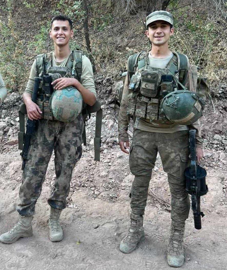 Bir fotoğraf iki Şehit! 

Şehit Eril Alperen Emir - 12.12.2023 

Şehit Kemal Aslan - 23.12.2023