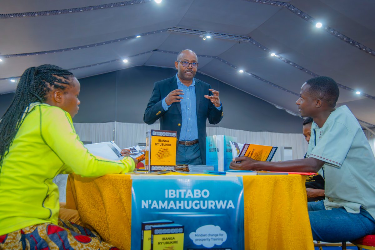 CityofKigali's tweet image. Twageze KCEV (Camp Kigali) ahagiye kubera urubuga ruhuza abatanga imirimo n'abayikeneye #JobNet. 

Abitabiriye iki gikorwa biganjemo urubyiruko, barahabwa ibiganiro n'ibigo bitandukanye, babasobanurira uko umuntu yitegura igihe ashaka akazi, guhera mu kuzuza inyandiko zisaba