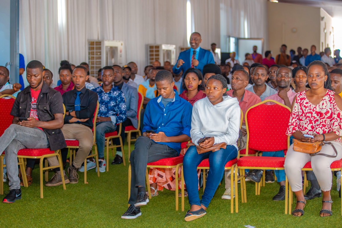 CityofKigali's tweet image. Twageze KCEV (Camp Kigali) ahagiye kubera urubuga ruhuza abatanga imirimo n'abayikeneye #JobNet. 

Abitabiriye iki gikorwa biganjemo urubyiruko, barahabwa ibiganiro n'ibigo bitandukanye, babasobanurira uko umuntu yitegura igihe ashaka akazi, guhera mu kuzuza inyandiko zisaba