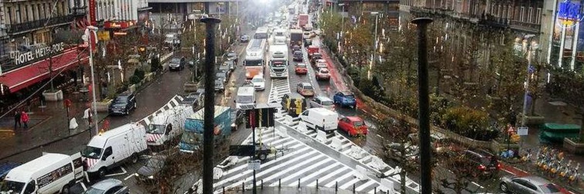 MarieMerode's tweet image. Aan dit tempo zal het niet lang meer duren voor de Anspachlaan er weer zo uitziet