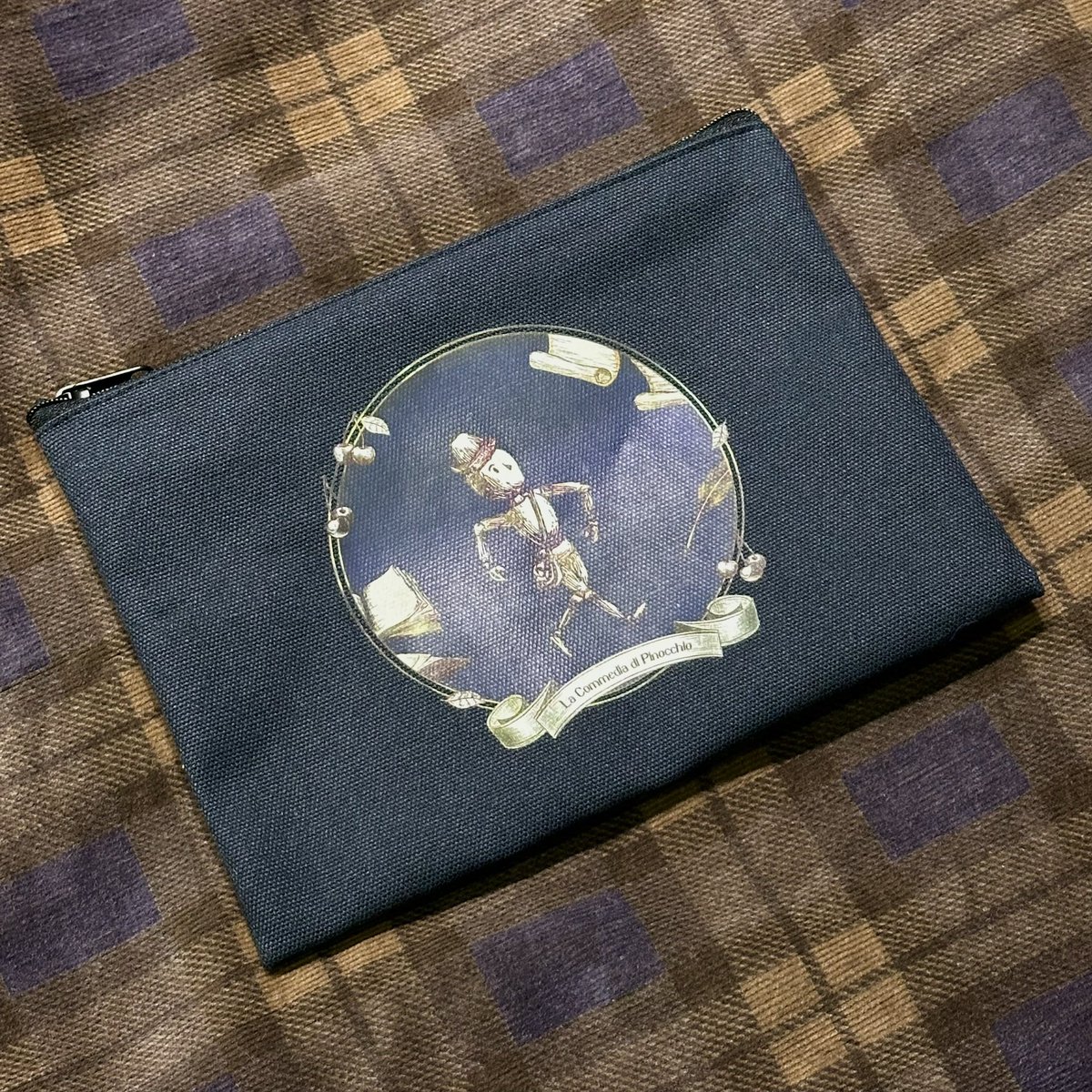 [#꼼메디아디피노키오] 

MD 입고 안내

💫 피노키오 파우치 ₩10,000

• 12/12(목) 8시 공연부터 구매 가능합니다.

뮤지컬 <꼼메디아 디 피노키오>
𝟐𝟎𝟐𝟒.𝟏𝟎.𝟎𝟖-𝟐𝟎𝟐𝟓.𝟎𝟏.𝟎𝟓 
SH아트홀