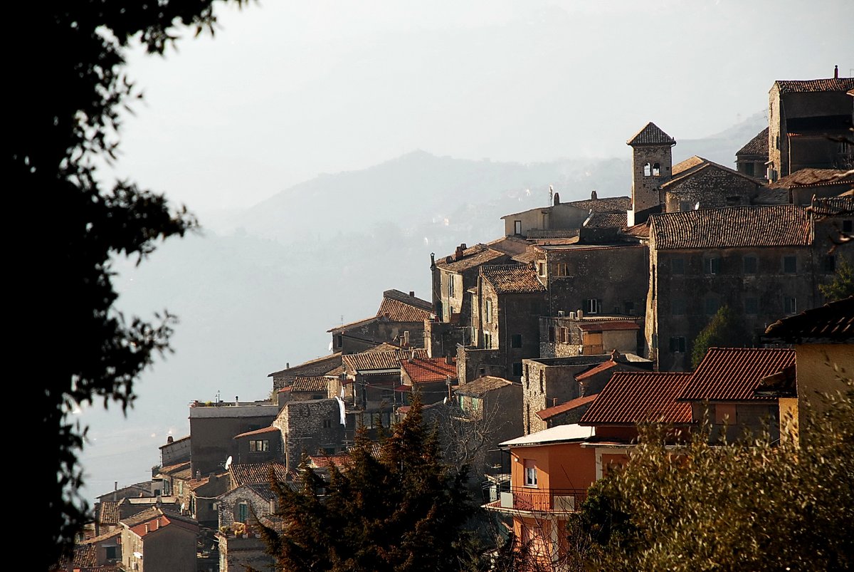 visit_lazio's tweet photo. #Serrone è il paradiso del parapendio.
Il centro storico con casette in pietra, viuzze e piazzette è tutto da scoprire.
Da non perdere il Museo dei Costumi Teatrali, l’eremo benedettino di San Michele Arcangelo e il Presepe Etnografico.
https://t.co/qTZMVT3bjK
#VisitLazio https://t.co/82eSj2SDXX