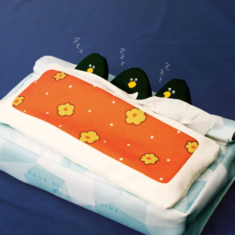 minnecom's tweet photo. 仲良く一緒に眠るペンギンたちのティッシュケース。
だんだんズレていく毛布を、そっと直してあげてください🐧