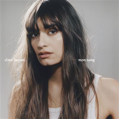 Clara Luciani fait de la variété. Et c'est sans doute la reine du genre, ce qu'elle confirme sur son troisième album très influencé par sa maternité. A titre personnel je préférais le précédent mais c'est toujours convaincant. mescritiques.be/spip.php?artic…