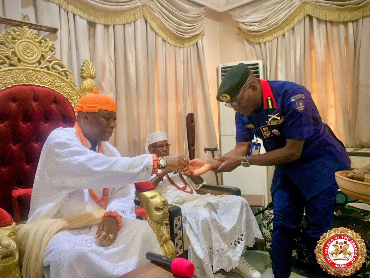 The Delta State NSCDC Commandant, Commandant Mathew Ovye, paid a courtesy visit to his Majesty yesterday, 12 December, 2024.

The Commandant extolled his Majesty on his achievements and positive contributions to Nigeria through offices held while in active service...

🦁🦁🦁