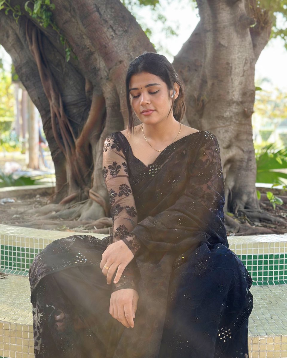 हर पल दिखावा ज़रूरी नहीं, सादगी भी दिल जीतने का हुनर रखती है! 

#Trending #VaishaliChoudhary #picoftheday