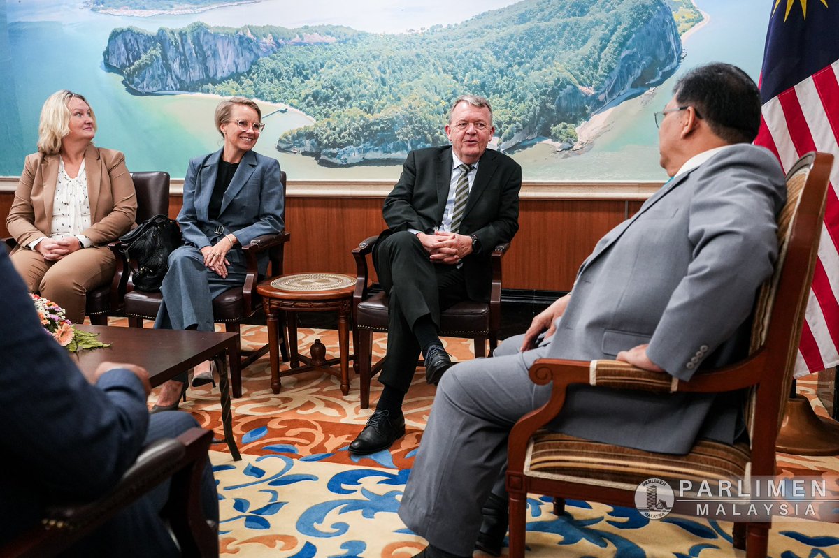 DKAMBinMalaysia's tweet photo. 🇩🇰 FM @larsloekke also had the chance to stop by the Parliament and meet the 🇲🇾 Speaker of the House of Representatives, Tan Sri Dato’ Johari Bin Abdul. Lively talks on political topics and an invitation to Denmark! https://t.co/CW8iZa7ctD