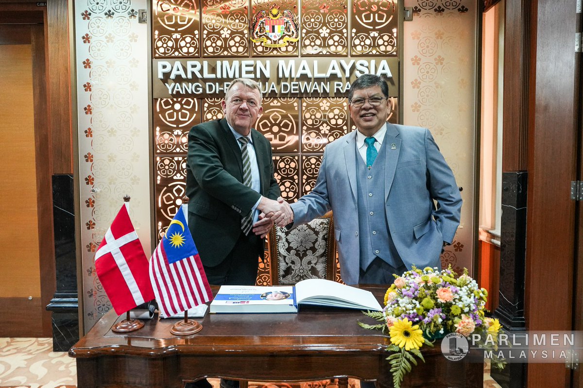 DKAMBinMalaysia's tweet photo. 🇩🇰 FM @larsloekke also had the chance to stop by the Parliament and meet the 🇲🇾 Speaker of the House of Representatives, Tan Sri Dato’ Johari Bin Abdul. Lively talks on political topics and an invitation to Denmark! https://t.co/CW8iZa7ctD
