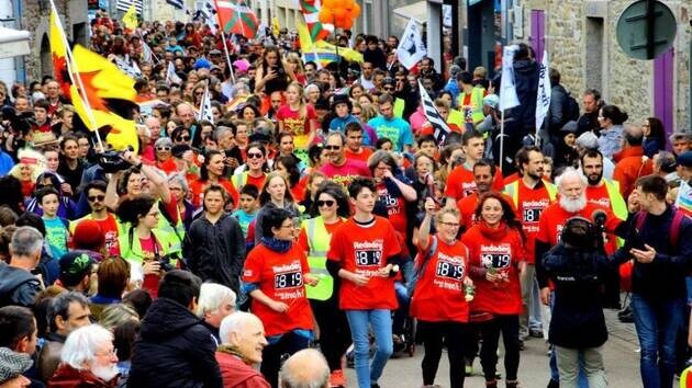 La candidature nantaise l'a emporté ! 👊
En mai 2026, l'arrivée de la Redadeg, événement majeur pour la langue bretonne, aura lieu à Nantes.
Des milliers de personnes vont courir pour le breton et célébrer notre patrimoine populaire. Betek en trec'h ! Hep Naoned, brezhoneg ebet