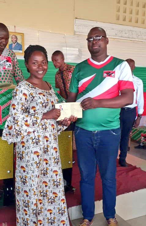 🗣️ Fidèle à sa promesse, Ir. #Jean_Paul_MPAWENIMANA, Secrétaire du <a href="/CnddFddNtahan/">CNDD-FDD - NTAHANGWA</a>, a remis 150 cartes d'assistance médicale (#CAM) aux vulnérables de Murinzi/GATUMBA et appelé les leaders à unir leurs forces pour faire de Gatumba une zone modèle aux élections. #Solidarité.