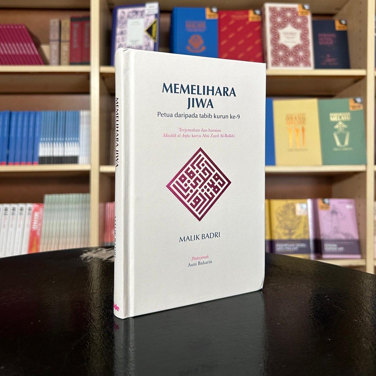 BukuIBDE's tweet image. Memelihara Jiwa: Petua daripada Tabib Kurun ke-9.

Antara buku yang sedang hangat sekarang. Seorang ulama Islam dari Balkh telah menghuraikan gejala penyakit mental (depression, anxiety dll) pada kurun ke-9!

Shopee: my.shp.ee/79u6rCu
TikTok: vt.tiktok.com/ZSjorgLQc/