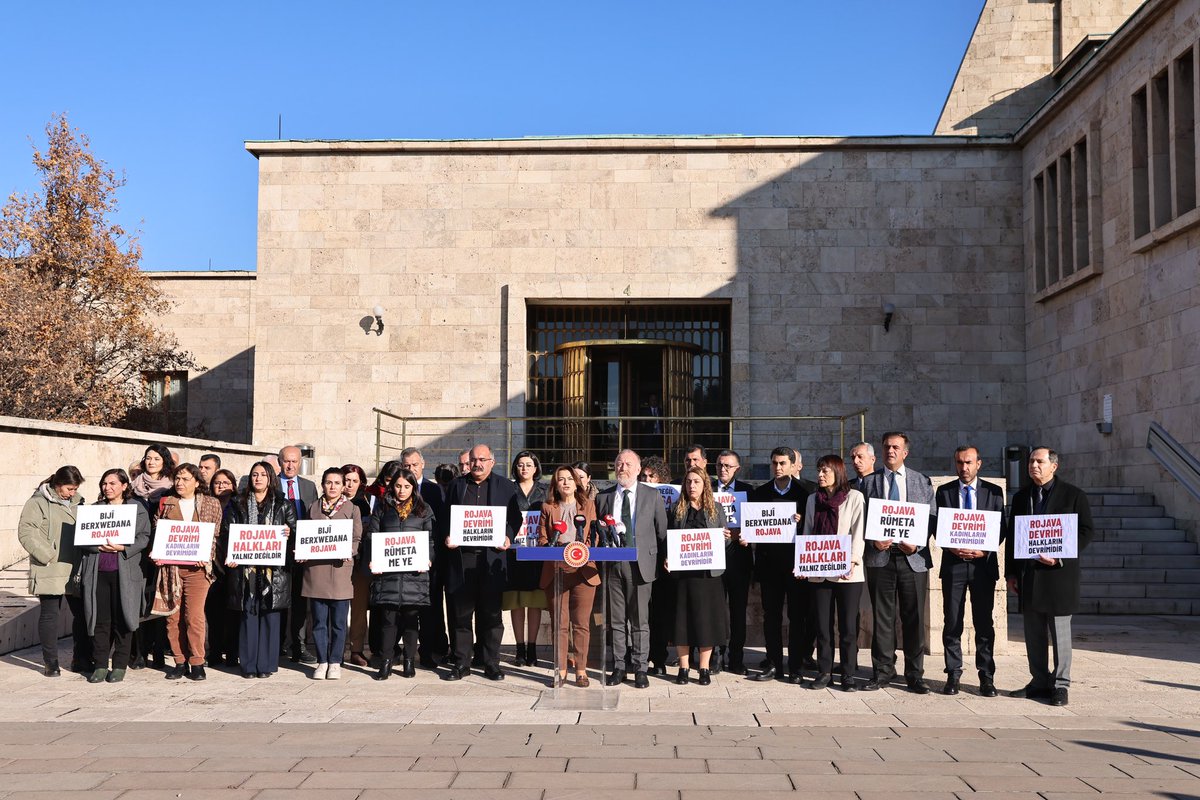 Semra_caglar_'s tweet image. Rojava ne tenê ji bo Kurdan ji bo aştiya li navbera hemû gelên Rojhilata Navîn modela herî baş e.
Dilê hemû Kurdên cîhanê li rojava lêdixe.
Ji bo Rojava azadî ji rojhilata navîn re aştî!
#Rojava
#StandWithRojava