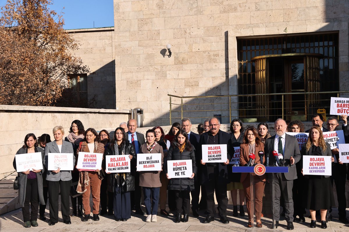 Semra_caglar_'s tweet image. Rojava ne tenê ji bo Kurdan ji bo aştiya li navbera hemû gelên Rojhilata Navîn modela herî baş e.
Dilê hemû Kurdên cîhanê li rojava lêdixe.
Ji bo Rojava azadî ji rojhilata navîn re aştî!
#Rojava
#StandWithRojava