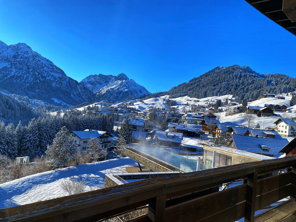 Arjandeweerman's tweet photo. Kaiserwetter in de Alpen vandaag!

#hirshegg #kleinwalsertal #Oostenrijk
#sneeuw #Alpen #kaiserwetter

@Alpenweerman @janvissersweer @HartvNL @BuienRadarNL @weerverteller @Weerplaza @StormchaserNL https://t.co/unNESBh2B4