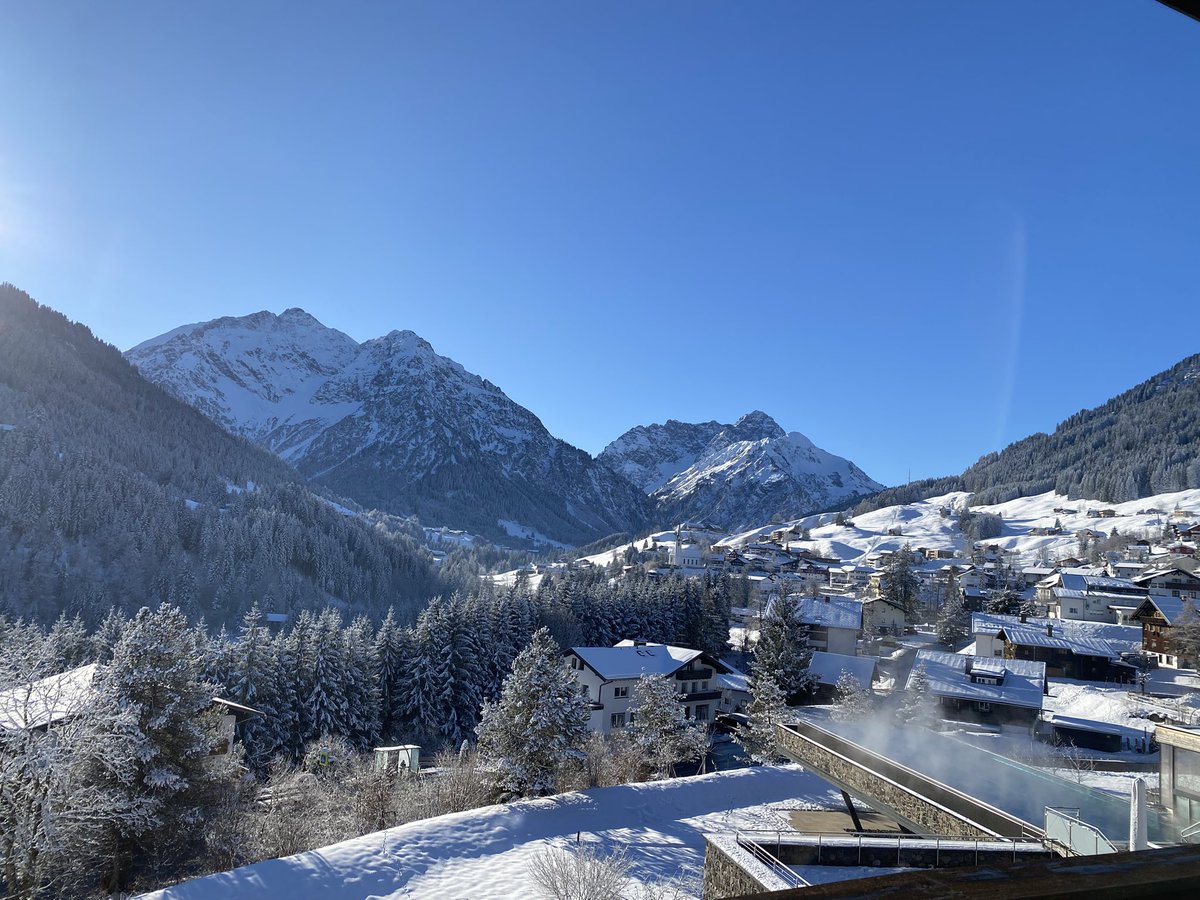 Arjandeweerman's tweet photo. Kaiserwetter in de Alpen vandaag!

#hirshegg #kleinwalsertal #Oostenrijk
#sneeuw #Alpen #kaiserwetter

@Alpenweerman @janvissersweer @HartvNL @BuienRadarNL @weerverteller @Weerplaza @StormchaserNL https://t.co/unNESBh2B4