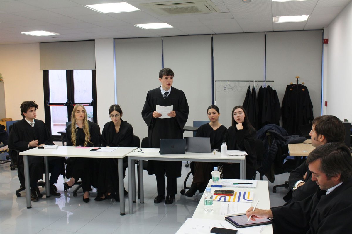 ¿Cómo es un juicio del Tribunal Internacional de La Haya? Los alumnos de 2º de Derecho, en el marco de la asignatura de Derecho Internacional Público, lo han vivido en una simulación en la que el <a href="/AlumniVillanuev/">Alumni Universidad Villanueva</a> Luis Moscardó (Legal Counsel Manager en <a href="/AccentureSpain/">Accenture España</a>) y Borja