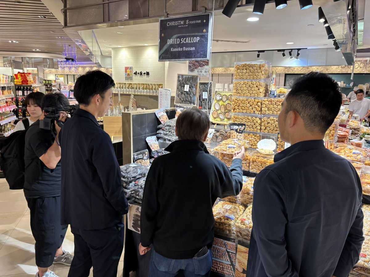 mutsurepo's tweet image. 市特産品の販路開拓状況を確認すべく、シンガポールの伊勢丹へ。
川内産の乾燥ナマコは、キロ約5,000シンガポール・ドル、日本円では約60万円で実際に売れているそう。
#AGAP 参加学生がパッケージデザインを考えた #海峡サーモン の皮チップスも店頭に。