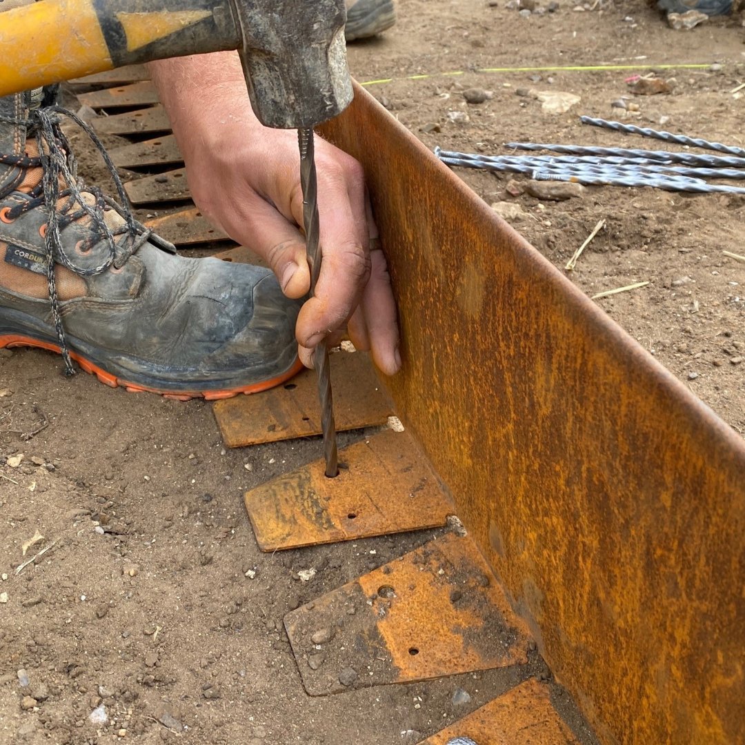 When it comes to enhancing your #landscapes with metal edging, selecting the right finish is crucial for both aesthetics and longevity.

So to help you decide, we've written a helpful comparison between corten, galvanised, and untreated steel:
bit.ly/3B3AuFS