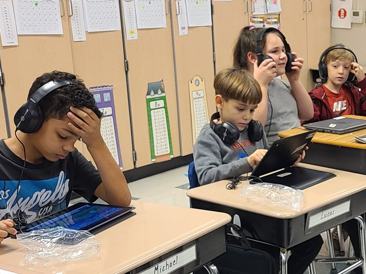 MrsBolden3's tweet photo. Loving our new headphones! https://t.co/zu7B8xKbq1