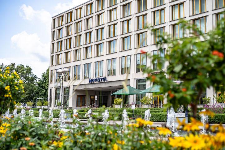CBKarlsruhe's tweet image. Entdecken Sie die Fächerstadt von ihrer schönsten Seite im Novotel Karlsruhe City. 
#novotel #karlsruhe #tagungslocation #tagungshotel #micelocation #schaufensterkarlsruhe #visitkarlsruhe #tagungsraum
conventionbureau-karlsruhe.de/partner-der-wo…