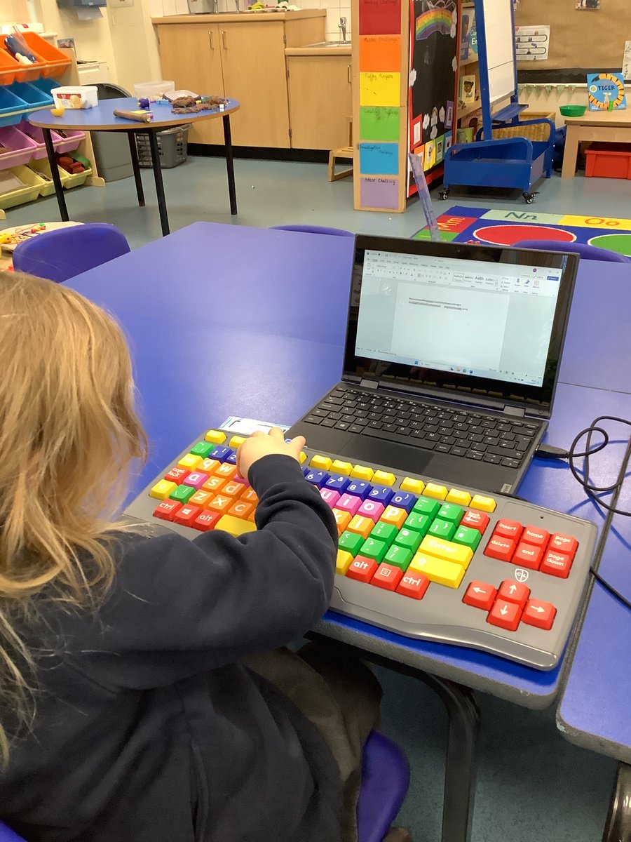 CaythorpeSchool's tweet photo. Children in #EYFS used a plug in keyboard to independently log on. Some children then explored the app Word to type words such as ‘mum’ ‘dad’ and ‘Santa’ @Office #Nurturinghearts #inspiringminds #Computing https://t.co/QmpAe3Yvdz