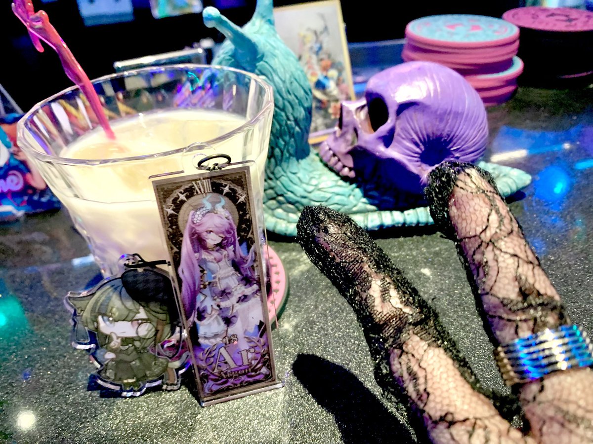 nyannya77476461's tweet photo. 推し活!バーに馴染んでるお二方…💙💜
ちなみにこのアーモンドリキュールのミルク割りめちゃうまかったですまる。
#元素楽章
#FARPLANE https://t.co/iuZTNNcENq