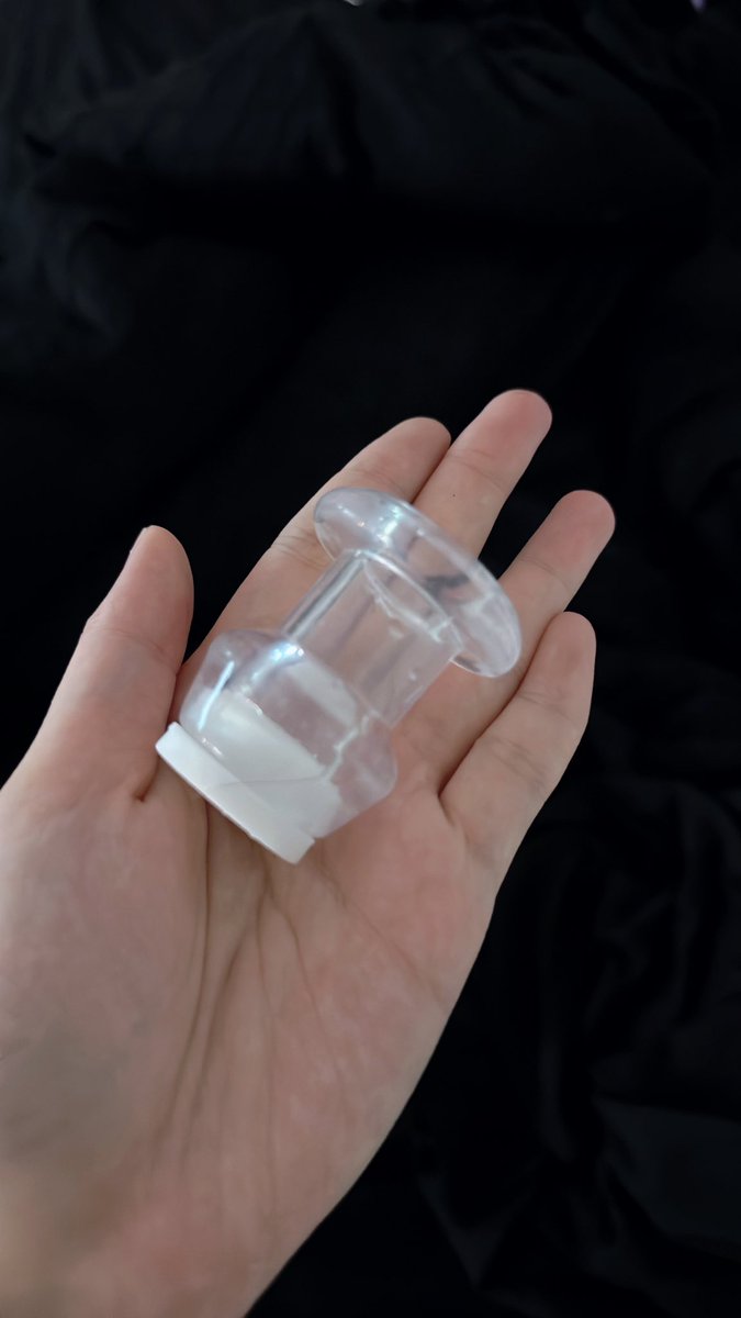 透明肛塞✨
那個白色的蓋子可以拔掉
就可以從洞洞看到裡面的腸壁了！

今天拍的時候發現
左邊的尺寸可以放了！
之前放不進去的
慢慢習慣果然可以成功

過幾天再挑戰放右邊的❤️

加油啊我的屁屁❤️

想看肛門自慰影片的話禮拜天就會放第一部影片在訂閱平台囉❤️
大家可以訂閱看！ https://t.co/fmf8fFdtAA