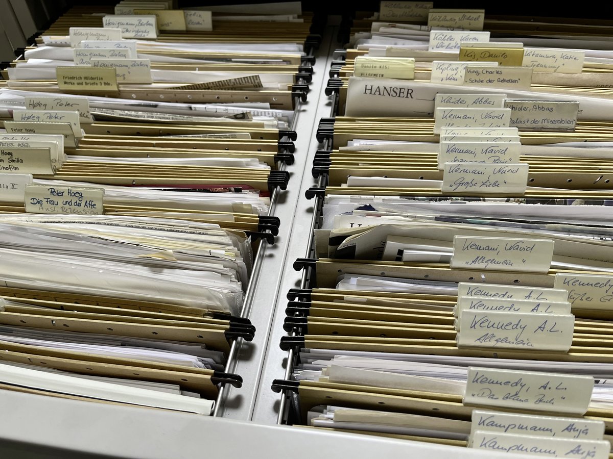 Sandra Richter @sandrarichterdla.bsky.social (@dladirektorin) on Twitter photo Das Deutsche Literaturarchiv <a href="/DLAMarbach/">Deutsches Literaturarchiv Marbach</a> das Hanser-Verlagsarchiv <a href="/hanserliteratur/">Hanser Literatur</a>! Die vielfältigen Spuren deutschsprachiger und internationaler Autor/-innen im Archiv des Verlags sind von größtem literatur-, kultur- und ideengeschichtlichem Wert. Mehr: dla-marbach.de/presse/presse-… Das Deutsche Literaturarchiv <a href="/DLAMarbach/">Deutsches Literaturarchiv Marbach</a> das Hanser-Verlagsarchiv <a href="/hanserliteratur/">Hanser Literatur</a>! Die vielfältigen Spuren deutschsprachiger und internationaler Autor/-innen im Archiv des Verlags sind von größtem literatur-, kultur- und ideengeschichtlichem Wert. Mehr: dla-marbach.de/presse/presse-…