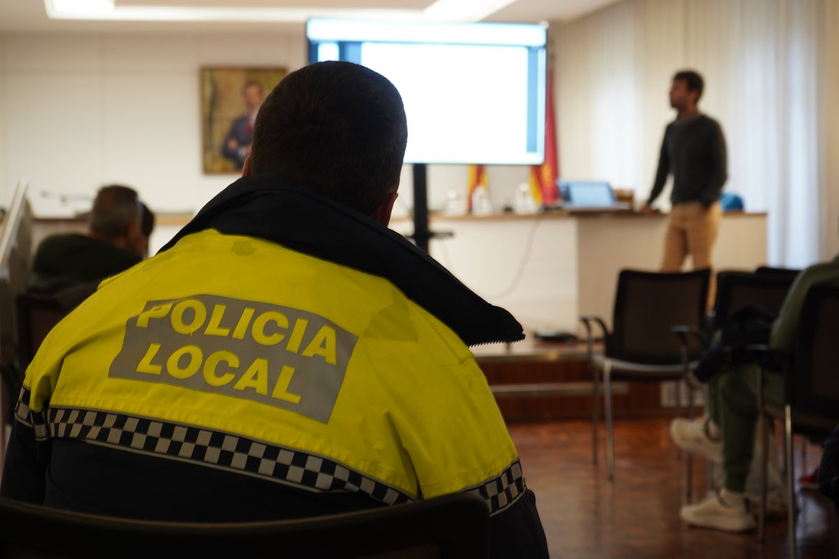 🧬Xàtiva continua amb la formació de mostres d’ADN caní dirigida a policies locals.

➡️Aquest any s’han pres 361 mostres d’excrements canins de les quals 86 han obtingut una coincidència.

➕tinyurl.com/3wwvbwfn