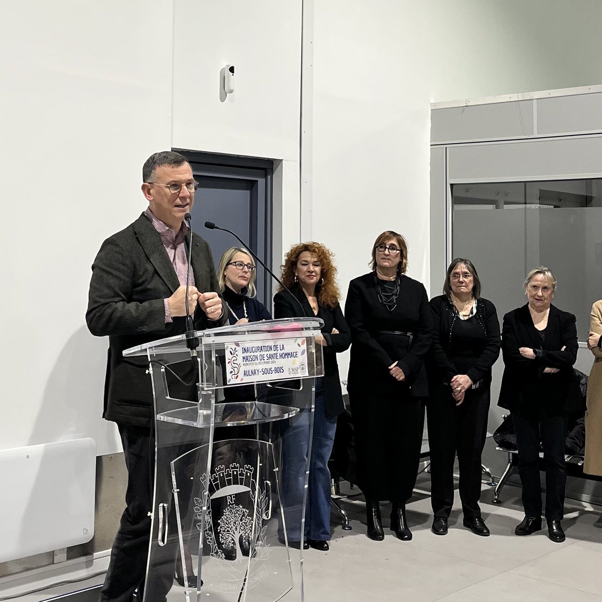 brunobeschizza's tweet photo. ✂️🩺 La plus grande Maison de Santé Pluridisciplinaire de Seine-Saint-Denis est à Aulnay-sous-Bois ! 

J’ai eu le plaisir d’inaugurer hier soir la Maison de Santé Pluridisciplinaire en hommage au Dr Maurice Allouch, aux côtés de Fatima Belmouden, adjointe au Maire à la santé et @severinemaroun.

Ce centre vient répondre à un vrai besoin des habitants de notre ville, et les chiffres le prouvent puisque depuis son ouverture en juin dernier, plus de 30 000 patients sont venus consulter l’un des 30 professionnels de santé. 

Ce centre de santé est installé dans le quartier de la Rose-des-Vents, un quartier en pleine mutation avec la rénovation de la Rue Henri Matisse, l’aménagement de la ZAC des Aulnes et en 2026 l’arrivée du métro ! 

Face à la désertification médicale, Aulnay-sous-Bois est l'une des villes les mieux dotées de la Région puisqu’elle accueille un hôpital intercommunal, un hôpital privé, 4 centres de santé municipaux, 3 résidences seniors, 2 EPHAD et plus de 40 médecins généralistes. 

Merci à toutes les personnes et les partenaires qui ont permis la réalisation de ce projet qui fait du bien dans une période anxiogène !