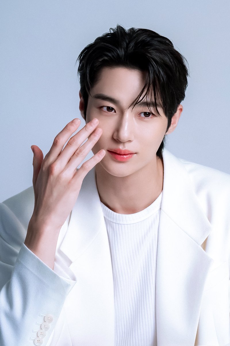 byeonwoosan's tweet photo. 241212 Weverse 

[Behind the Scenes]
PHYSIOGEL &amp; EUTHYMOL☀️

크롭 / 보정

#변우석 #byeonwooseok https://t.co/kDKS6XZszl