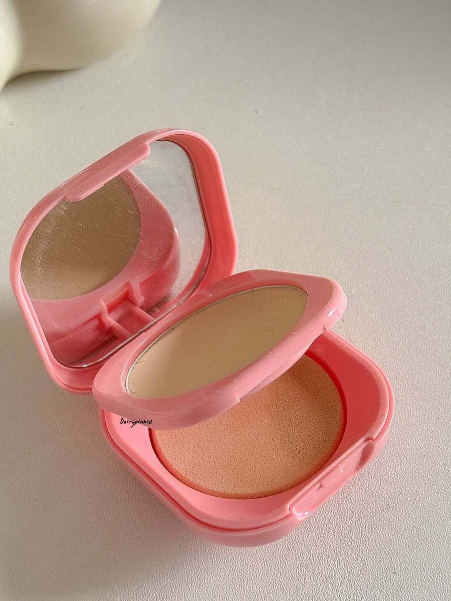 dairypinkid's tweet photo. Total mereka ada 6 shades cocok buat skintone indonesia.. btw ini ada dual sided-puff jadi coveragenya sesuai kebutuhan ya.. bold atau natural

#G2GTwoWayCake #bedakbaruG2G https://t.co/opp4JEIaMK