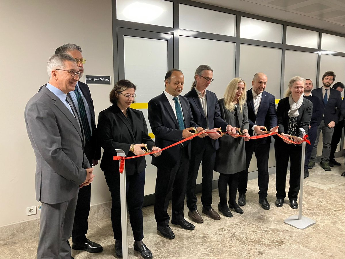 Rektörümüz Prof. Dr. Cemal YILDIZ'ın katılımlarıyla Hukuk Fakültesi Duruşma Salonu Açılış Töreni gerçekleştirilmiş olup Hukuk Fakültesi Ceza ve Ceza Muhakemesi Ana Bilim Dalının organizasyonu ile Hukuk Fakültesi öğrencileri tarafından temsili Farazi Dava Duruşması yapılmıştır.