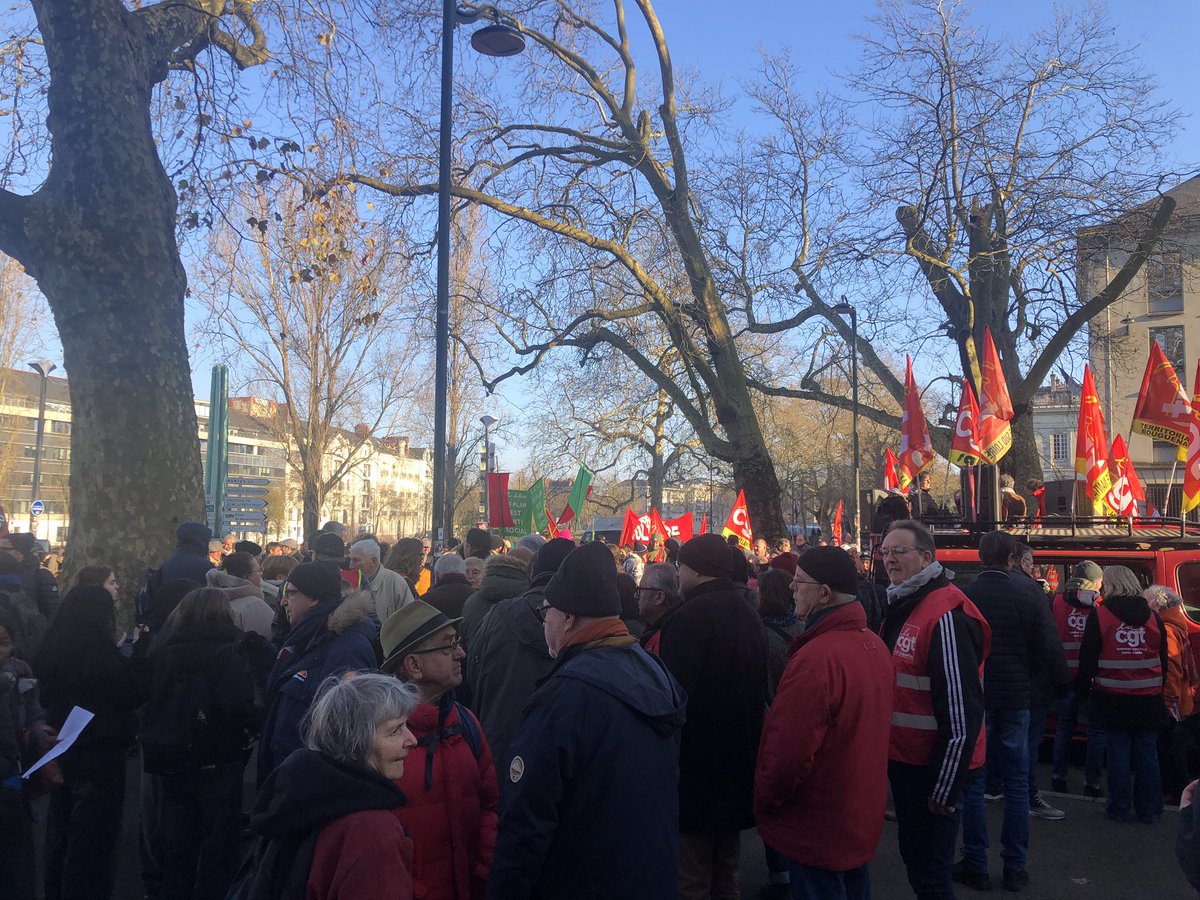 Les manifestants sont réunis près de la préfecture de Nantes pour la mobilisation du 12 décembre. Avant 11h, les discours sont commencés. 
#greve12decembre #nantes (<a href="/presseocean/">Presse Océan</a>)