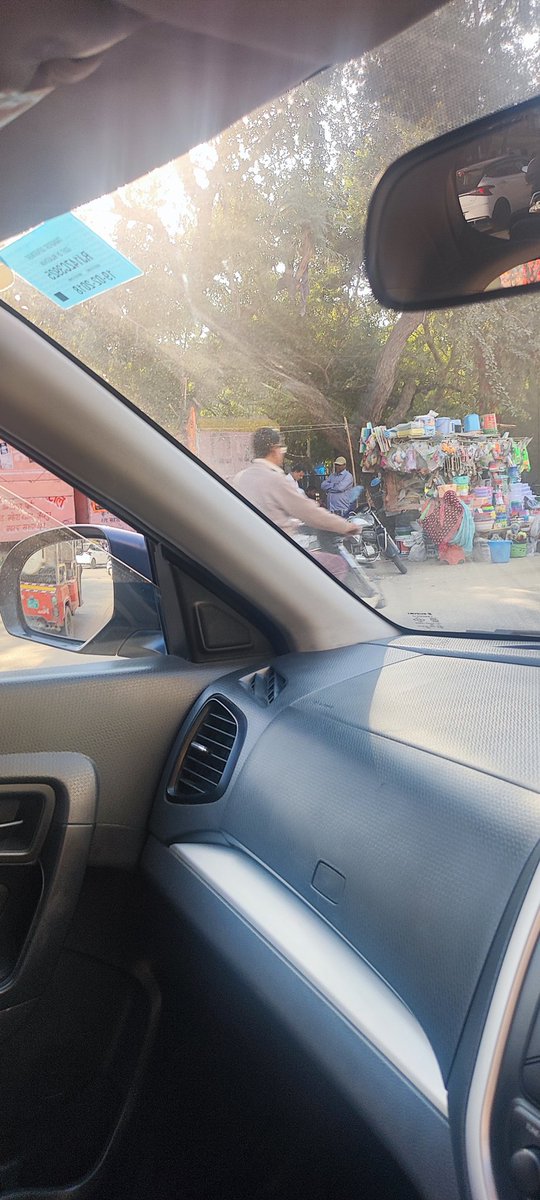 VyasManuj's tweet photo. @jaipur_police @IgpJaipur @RajCMO सर आप से निवेदन है 80 feet road महेश नगर पर ध्यान दे | पहले ही ट्रैफ़िक की समस्या थी फिर खुदाई कर ली गयी | अब फिर से hatwada लोगों के चलने की भी जगह नही बचती 🙏| कृपा करके कुछ सोचें #jaipur https://t.co/1vydrWrq2y
