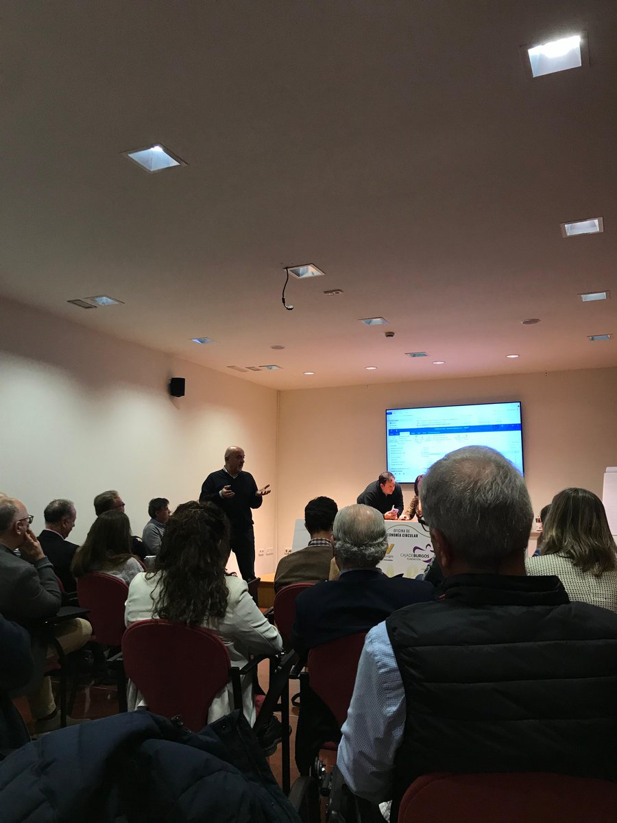 1️⃣Arrancamos la sesión con José Juan Martínez, responsable del proyecto #PolígonoCircular de AEPV. ¡Gracias por poner en valor la colaboración empresarial! 🌱🤝 #EconomíaCircular #Sostenibilidad
