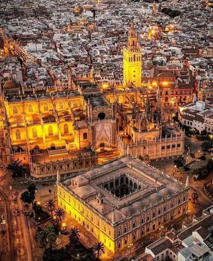 "La ciudad que desafia a la propia literatura y que gano con el amor todas las guerras que se perdieron con las armas".
Su nombre SEVILLA.
#BuenosDiasATodos  #SevillaHoy #FelizJuevesATodos