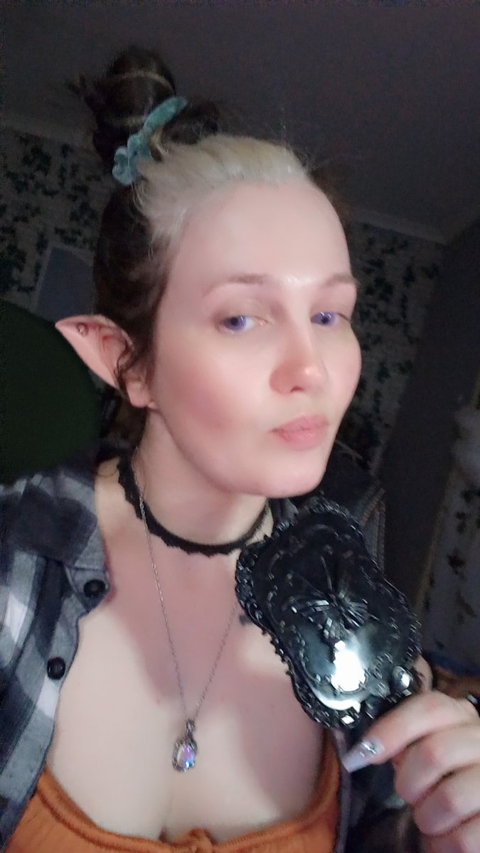 it's time for another makeup sesh cos its been too long, then maybe some zombie slaying or base building

twitch.tv/moerighan